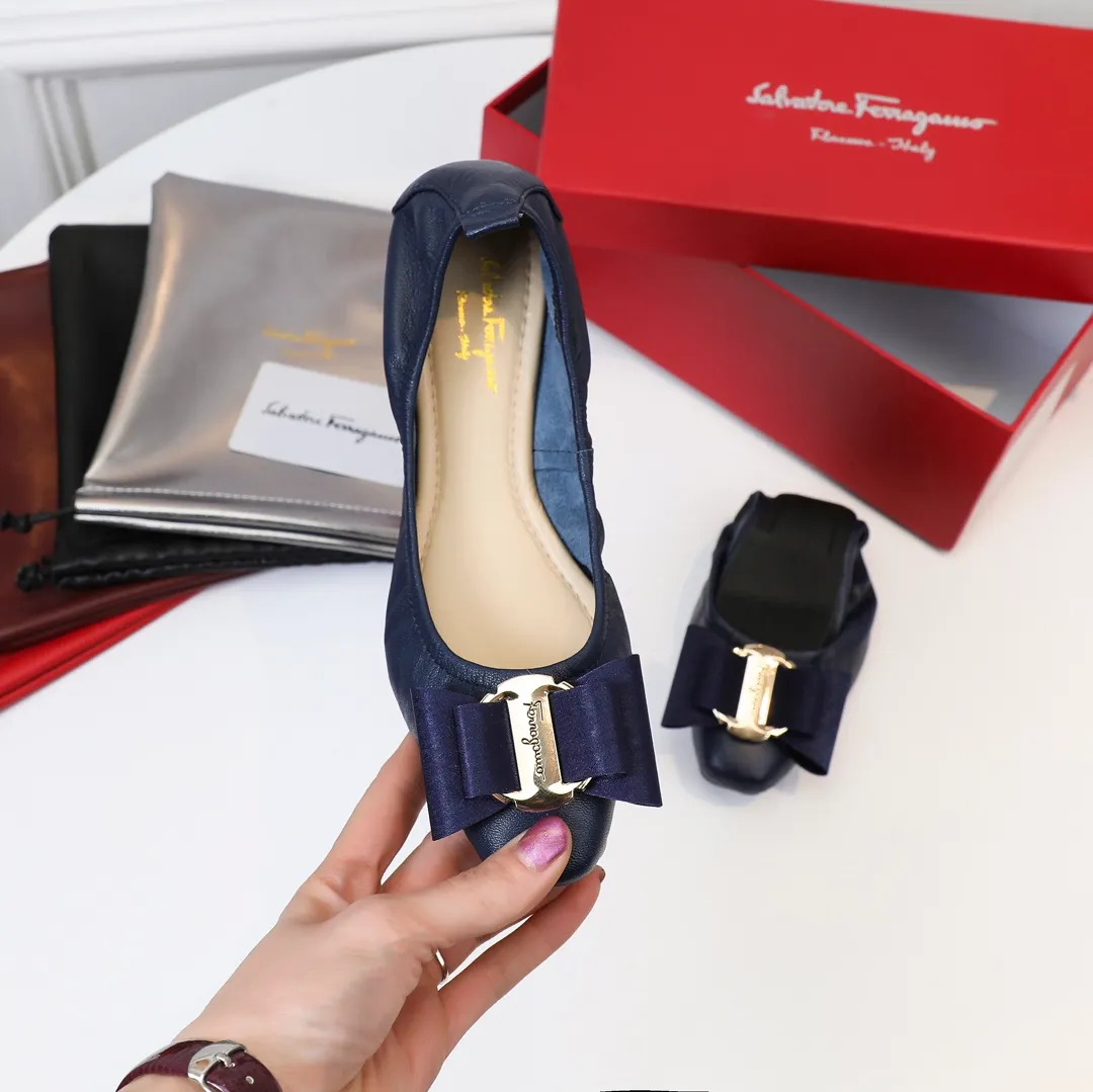 👟👟Ex-factory price 360👟👟 Early spring new style Salvatore Ferragamo hot style small square toe egg roll shoes [wit] 5mm high elastic latex, so soft you want to cry❗️The toe is equipped with Ferragamo's signature hardware butterfly🦋 buckle. Newly opened mold and upgraded outsole, 1cm heel is comfortable and not tiring. Upper: mixed sheepskin Inner pads: light goatskin (non-fading) Color: black, white, gun, red, burgundy, blue, pink Code number: 34-41